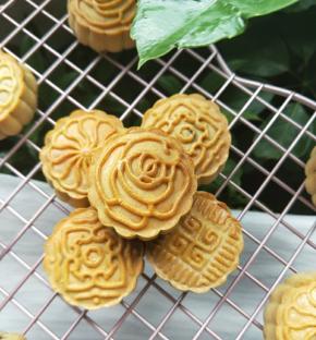 广式蛋黄豆沙月饼就做好了。