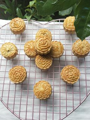 刚出炉的月饼饼皮很干脆，待冷却后，室温密封保存，2、3天后，月饼会慢慢回油，饼皮就会变得柔软油润，就可以吃了。