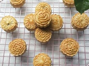 刚出炉的月饼饼皮很干脆，待冷却后，室温密封保存，2、3天后，月饼会慢慢回油，饼皮就会变得柔软油润，就可以吃了。