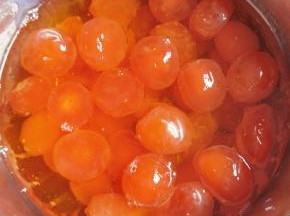 把蛋黄放入玉米油里浸泡几个小时去腥。