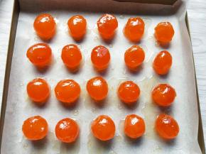 然后放在铺好油纸的烤盘上，喷上少量白酒。