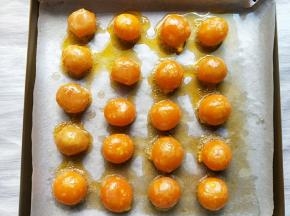 放入烤箱，150度烤5到8分钟，取出放凉备用。