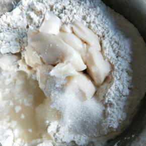 油皮材料全部放在一起，揉至光滑面团。