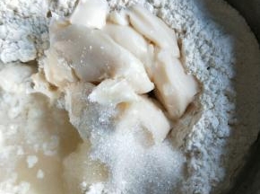 油皮材料全部放在一起，揉至光滑面团。