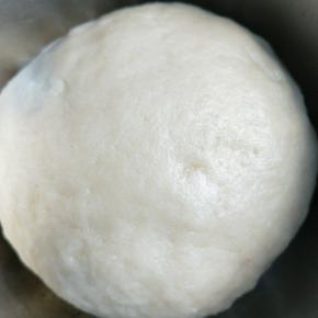 油酥材料全部放在一起，揉成团即可。