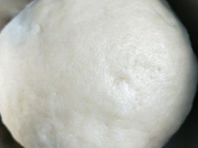 油酥材料全部放在一起，揉成团即可。