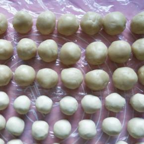 然后把两种材料平均分成等份：油皮每个23克，油酥每个13克。