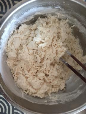 面粉用80度的开水烫一下，等着温度不烫手再揉