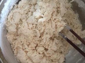 面粉用80度的开水烫一下，等着温度不烫手再揉