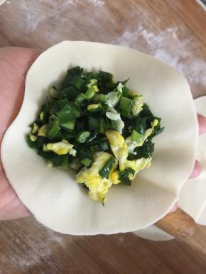 取适量的馅儿放面皮中