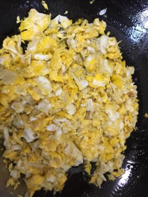 这期间把鸡蛋炒熟炒散备用