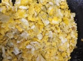 这期间把鸡蛋炒熟炒散备用