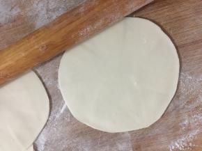 把小剂子擀成面皮