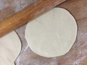 把小剂子擀成面皮