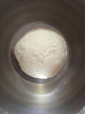 面团温度不烫手了，揉至光滑，加盖醒面