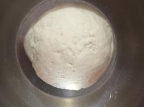 面团温度不烫手了，揉至光滑，加盖醒面