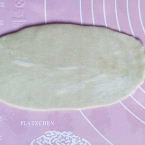 包好油酥的油皮，用擀面杖但成牛舌状。