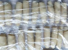 然后全部卷好，盖上保鲜膜，自然松弛20分钟。