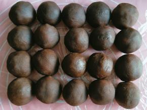 把豆沙分成22克每份，揉圆备用。