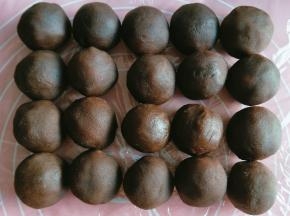 把豆沙分成22克每份，揉圆备用。