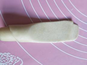 松弛好的面卷，用擀面杖从中间朝两边擀。