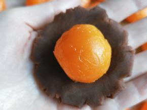 在松弛面卷的时候，把豆沙与蛋黄包好。