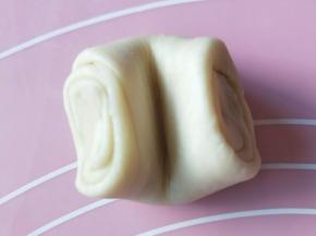 把两头捏在一起。