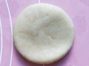 然后用擀面杖朝四个方向擀圆。