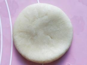 然后用擀面杖朝四个方向擀圆。