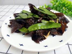 鲜香脆爽的荷兰豆炒黑木耳。