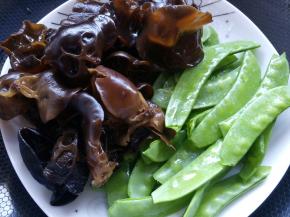 木耳一把，提前1小时泡发好。荷兰豆洗净，摘去两头。