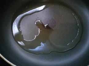 锅烧热后下入20克食用油。