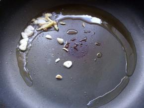 放入姜蒜爆香。