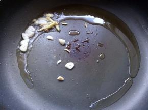 放入姜蒜爆香。