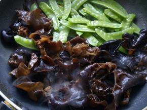 放了木耳和荷兰豆，翻炒均匀。