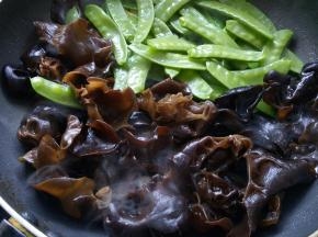 放了木耳和荷兰豆，翻炒均匀。