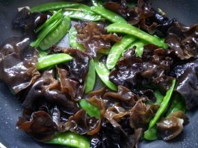 放入10克生抽，翻炒均匀。