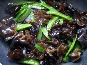 放入10克生抽，翻炒均匀。