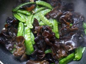 放少许盐，翻炒均匀。