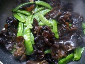 放少许盐，翻炒均匀。