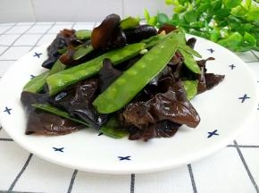 荷兰豆炒木耳装盘，开始享用。