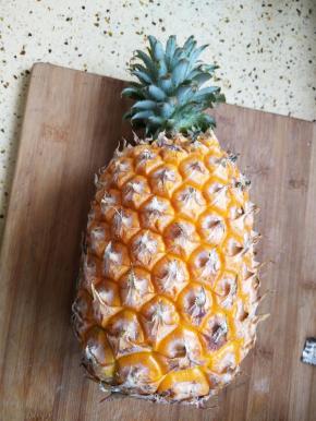 挑选个大的一只菠萝