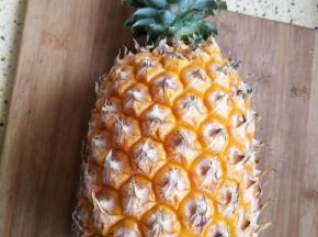 挑选个大的一只菠萝
