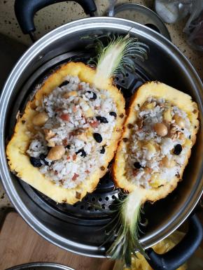 装入菠萝放入蒸锅大火蒸十分钟