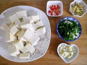 准备好鲶鱼烧豆腐配料，豆腐切块。