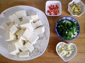 准备好鲶鱼烧豆腐配料，豆腐切块。