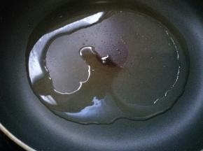 锅烧热后下入食用油。