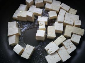 豆腐倒入锅中。