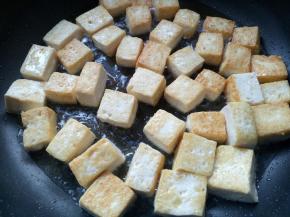 煎至两面金黄即可，放少量的盐。