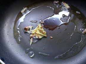 锅中留底油，下入生姜，煸出香味。